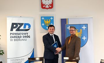 Dwie stojące osoby gratulujące sobie.